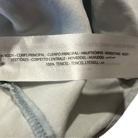 A very pretty Ariat shirt with intricate open stitch work on the front. - Picture 6 of 11